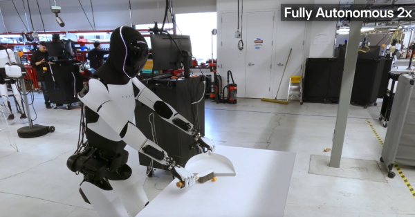 容新策略 太炸裂！特斯拉“擎天柱”再进化，从人类视频学习，会炒菜、扔垃圾